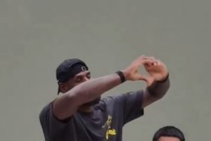 詹姆斯用中文说你好成都 并向中国粉丝送出飞吻和比心