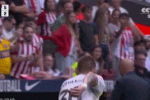 马斯坦托诺最后时刻被球砸，随后大脚把球踢上看台险些击中小球迷