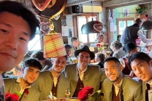 拜仁晒球员参加慕尼黑啤酒节照片：伊藤洋辉、金玟哉出镜