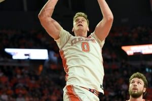 上赛季在大学场均11.4分6.4板！队记：雷霆签下中锋维克托-拉欣