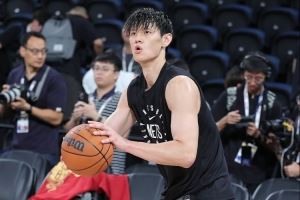 媒体人：篮网末节还不给小曾上场机会 难道要逼现场球迷喊退票吗