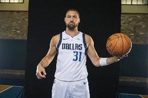 三分手感不错！克莱11投5中&三分7中4得到14分1板