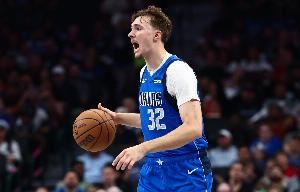 弗拉格：球队进攻仍有很大提升空间 要在后卫线设置掩护打错位