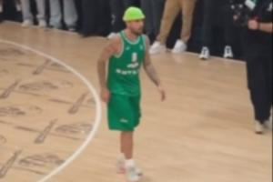 浏览量超1626.6万！比伯晒打球视频：头戴“小绿帽” 这风格像谁