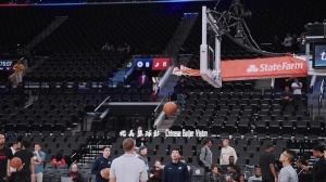 努力坚持！杨瀚森赛前热身与助教直接交流 场上可以摆脱翻译了