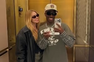 维尼修斯与女友手持验孕棒暗示怀孕?图为AI生成,原图无验孕棒❌