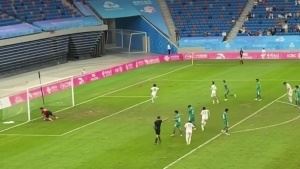 一支穿云箭！19岁李新翔第95分钟推进后远射破门，助上海绝杀新疆