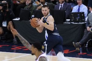 拿手好戏！约基奇四分卫长传助攻布劳恩快下打成2+1